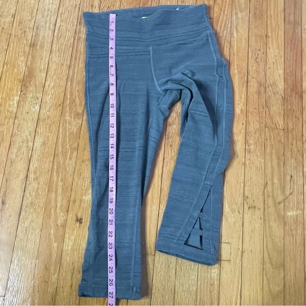 Xersion Cropped Athletic Leggings Size Medium - Picture 4 of 8
